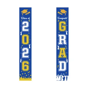 Detail van Class of 2026 en Congrats GRAD afstudeer banners met gouden decoraties