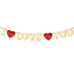 Détail de la bannière I LOVE YOU dorée avec cœurs rouges pour décoration de Saint-Valentin
