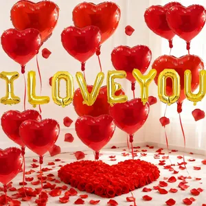 Décoration romantique avec ballons dorés I Love You et pétales de rose rouge en cœur
