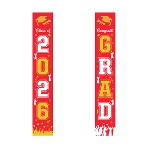 Detail van rode Class of 2026 afstudeerbanners met gouden afstudeerhoed prints