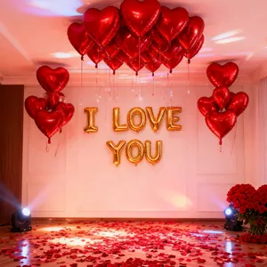 Scène romantique avec ballons I Love You, ballons cœur et pétales de rose rouges