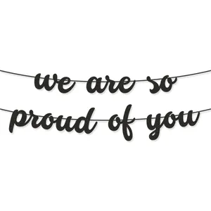 Μαύρο γκλίτερ πανό We Are So Proud of You για διακόσμηση αποφοίτησης το 2026