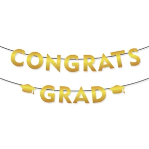 Detail der glitzernden goldenen Congrats Grad Banner mit Doktortitel-Symbolen auf weiß