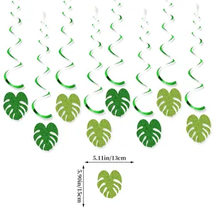 Décorations de fête en spirale avec feuilles de monstera vertes et détails métalliques