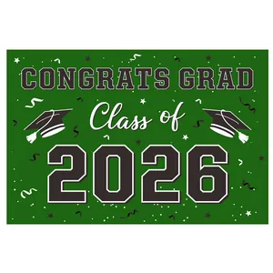 Detail eines dunkelgrünen 2026 Abschluss-Banners mit Congrats Grad Text und Hut