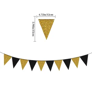 Dettaglio di festone a triangolo nero e oro glitterato con dimensioni precise di 12x15 cm
