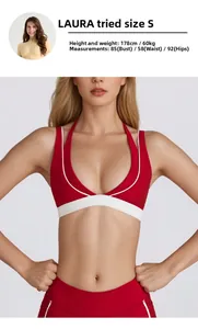 Dettaglio del reggiseno sportivo rosso con scollo a V e bordi bianchi elasticizzati