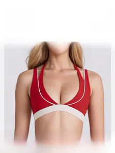 Dettaglio del reggiseno sportivo rosso con doppie spalline e bordo a contrasto bianco