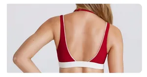 Dettaglio del reggiseno sportivo con elegante scollatura a V sulla schiena e profili