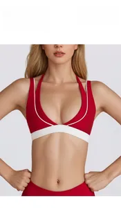 Dettaglio frontale del reggiseno sportivo rosso elastico con bordi bianchi e scollo a V