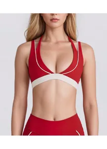 Dettaglio del reggiseno sportivo rosso con scollo a V, bordi a contrasto e fascia elastica