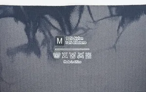 Dettaglio dell'etichetta con 90% nylon e 10% elastan sui pantaloncini da yoga tie-dye