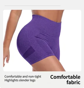 Gros plan sur le short de yoga violet sans couture à taille haute avec texture en maille