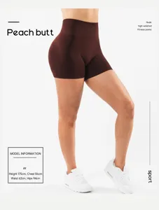 Detail van naadloze yoga short met hoge taille in donkerbruine sneldrogende stof