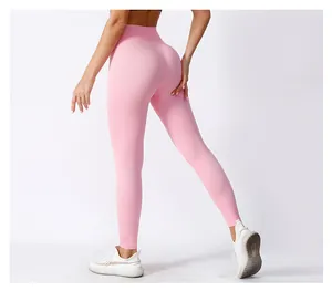 Détail du legging de yoga côtelé rose à taille haute montrant l'effet galbant des fesses