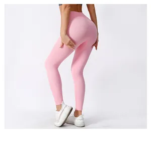 Détail du pantalon de yoga rose à côtes taille haute sans couture et tissu respirant