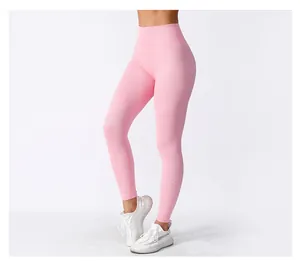 Détail du legging de yoga rose côtelé à taille haute montrant la texture sans couture
