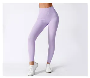 Détail macro du tissu côtelé extensible sur le legging de yoga lilas sans couture