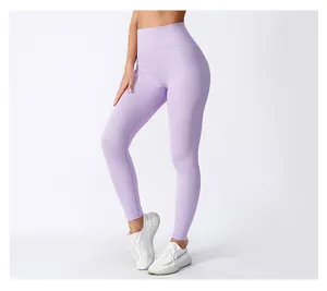 Gros plan du legging de yoga sans couture côtelé lilas montrant la texture haute