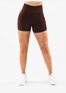 Detail van naadloze gebreide textuur en hoge tailleband op bruine yoga shorts