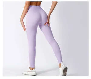 Détail du legging de yoga côtelé lilas à taille haute avec coupe gainante sans couture