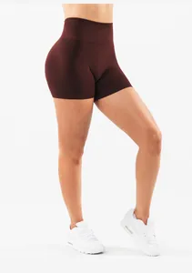 Detailopname van de naadloze yoga short met hoge taille en scrunch effect in donkerbruin