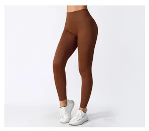 Gros plan sur la texture côtelée et la taille sans couture du legging de yoga marron