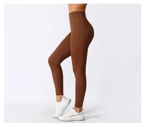 Détail de la taille haute en maille côtelée sur le legging de yoga marron sans couture
