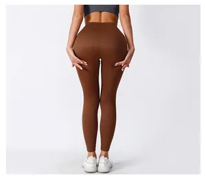 Détail du legging côtelé sans couture à taille haute montrant la texture et l'effet galbant fessier