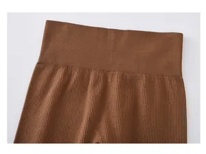Gros plan du legging de yoga côtelé marron montrant la texture élastique taille haute