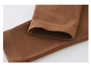 Gros plan détaillé d'un legging de yoga marron côtelé sans couture en maille extensible