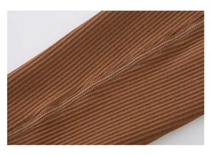 Détail macro de couture renforcée sans couture sur un legging de yoga côtelé marron