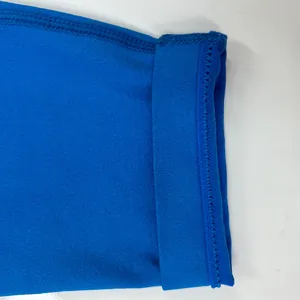 Gedetailleerde macro-opname van blauwe naadloze gebreide stof met elastische ribboord
