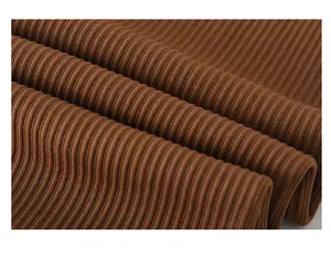 Gros plan macro montrant la texture côtelée élastique du tissu marron des leggings de yoga