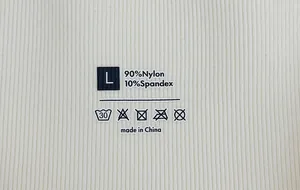 Détail du short de yoga côtelé montrant l'étiquette 90% Nylon et 10% élasthanne de qualité