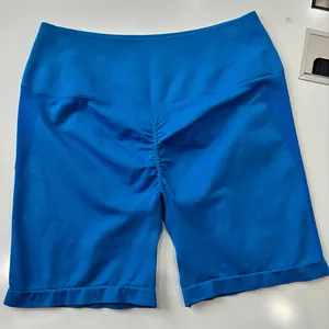Detail van blauwe naadloze yoga shorts met hoge taille, scrunch butt en mesh zijwanden