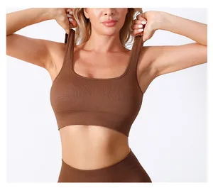 Detail des hochdehnbaren Rippstoffes am dunkelbraunen Sport-BH und passender Leggings