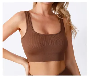 Detail der braunen gerippten Yoga-Weste mit U-Ausschnitt und elastischer Stoffstruktur