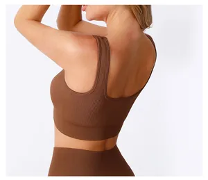 Detail des dunkelbraunen Ripp-Yoga-BHs mit U-Rücken und nahtloser Stoffstruktur