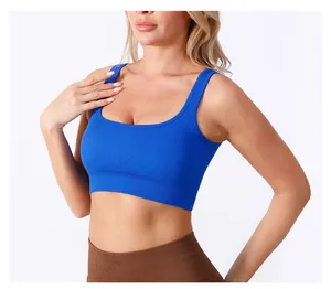 Detailstruktur des blauen gerippten Sport-BHs mit breiten Trägern und Karree-Ausschnitt