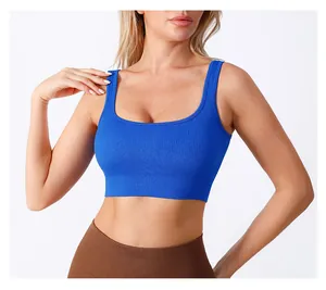 Nahaufnahme von königsblauem Yoga-Crop-Top mit quadratischem Ausschnitt und Rippmuster