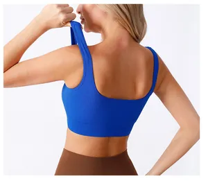 Detail der dehnbaren Rippstrick-Struktur des königsblauen Yoga-Sport-BHs für Damen