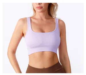 Detail der Textur von lavendelfarbenem Yoga-Bra mit breiten Trägern und quadratischem Ausschnitt