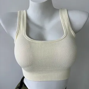 Detail von geripptem Yoga-Sport-BH mit breiten Trägern und U-Ausschnitt in Elfenbein