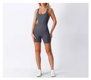Dettaglio del body da yoga grigio scuro senza cuciture con trama a coste elasticizzata