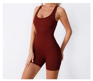Dettaglio della tutina da yoga bordeaux a coste con design senza cuciture aderente