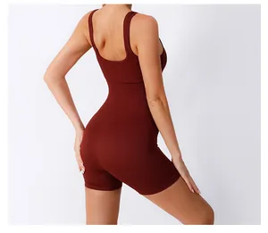Dettaglio del tessuto a costine su un body da yoga senza cuciture scollato marrone