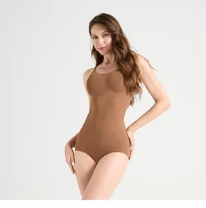 Detailansicht des braunen nahtlosen Bodysuits mit dünnen Trägern und elastischem Stoff