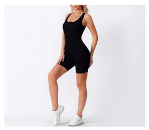 Dettaglio della tuta da yoga nera a costine senza cuciture con alta elasticità sportiva