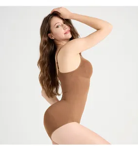 Detail des kaffeebraunen nahtlosen Bodysuits mit formgebendem Stoff und Körperkonturierung
